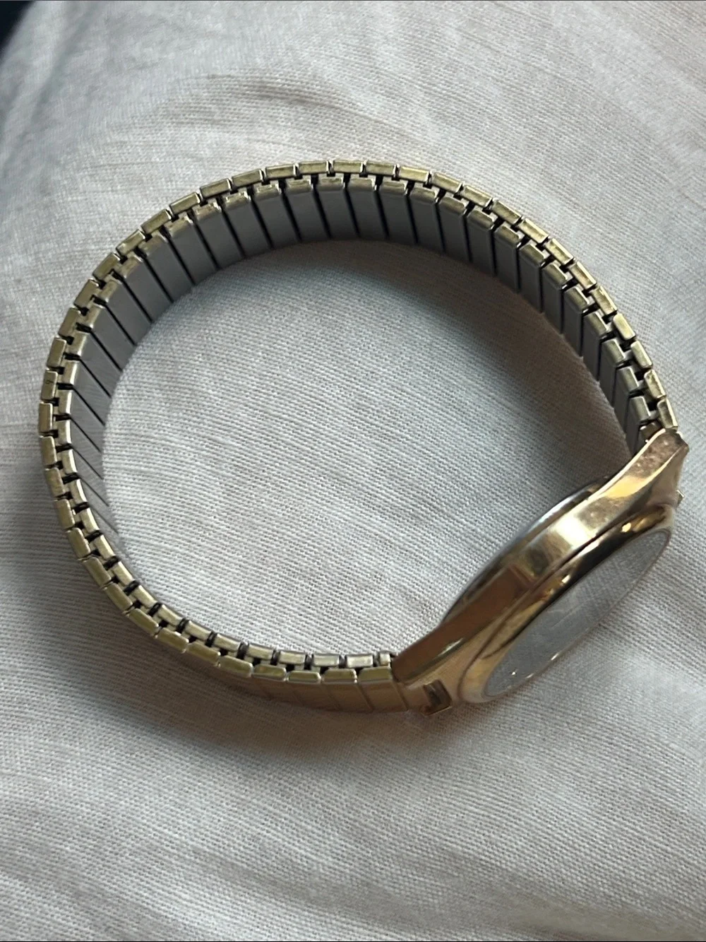 Vintage Gold-Tone Men’s Quartz Watch with Blue Dial
